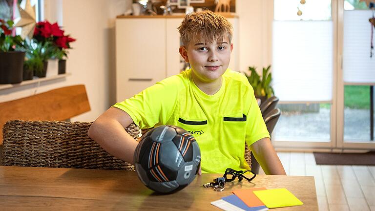 Marino Zimmermann ist daheim in Großlangheim in seinem Elternhaus. Er ist erst 14 und schon Chef auf dem Spielfeld: Der Großlangheimer ist jüngster Handball-Schiedsrichter Bayerns.