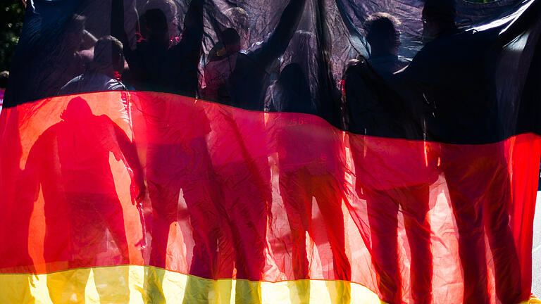 WM 2018 - World Cup 2014 - Fußballfans.jpeg       -  Eine Großveranstaltung wie die Fußball-EM hat auch Auswirkungen auf die Wirtschaft.