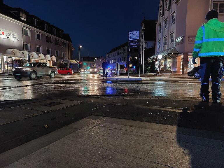 Glätte in Marktheidenfeld durch den auslaufenden Heubrunnenbach. Glätte in Marktheidenfeld durch den auslaufenden Heubrunnenbach.