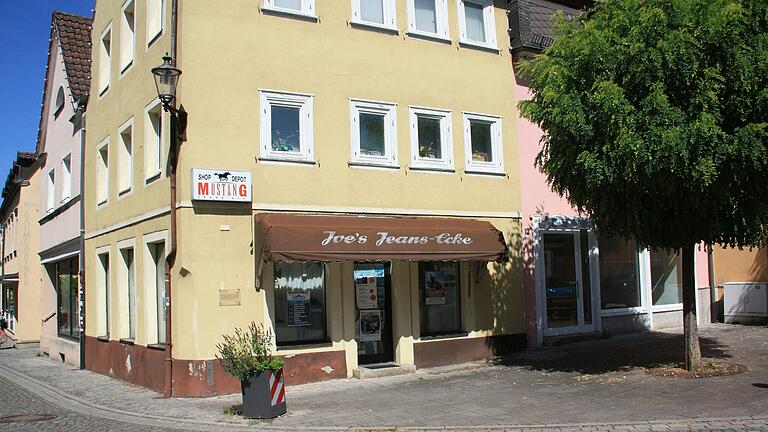 Die Leerstände in der Gerolzhöfer Altstadt, wie hier in der Marktstraße, sind unübersehbar. Die Leerstände in der Gerolzhöfer Altstadt, wie hier in der Marktstraße, sind unübersehbar.