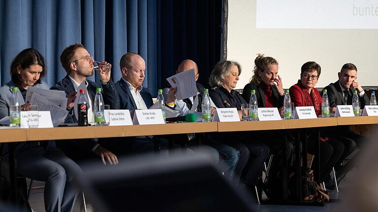 Ein Teil der geladenen Gäste (von links): Landrätin Sabine Sitter, Stefan Krebs (Landratsamt), Benjamin Kraus (Regierung von Unterfranken), Lothar Menzel (Regierung von Unterfranken), die Karlstadter Polizeichefin Annette Fröhllich, Anwältin Kathrin Schilling, CSU-Kreisrätin Maria Hoßmann sowie AfD-Landtagsabgeordneter Jörg Baumann.