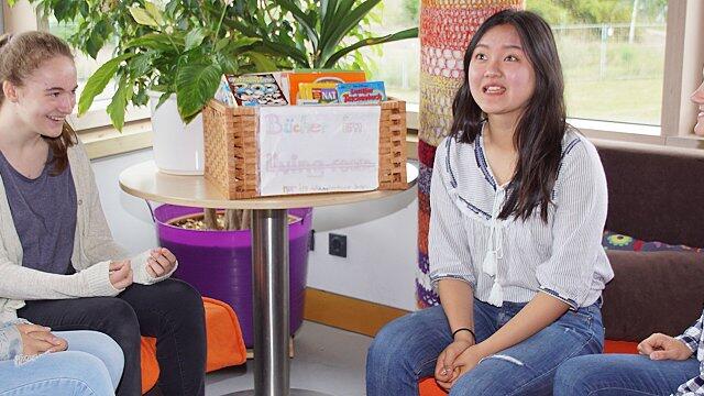 Reden heute ausnahmsweise mal über Fußball: Lara Engbert, ihre Gastschülerin Won Hee Ko aus Südkorea, Silvia Rüd und Sophie Postler (von rechts) von der Realschule Haßfurt. Reden heute ausnahmsweise mal über Fußball: Lara Engbert, ihre Gastschülerin Won Hee Ko aus Südkorea, Silvia Rüd und Sophie Postler (von rechts) von der Realschule Haßfurt.