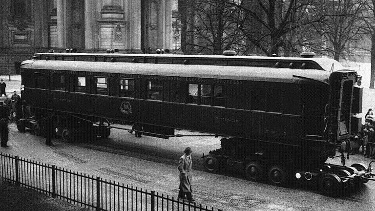 Waggon der Unterzeichnung zum Waffenstillstand - Das historische Foto vom 24. März 1941 zeigt den Waggon von Compiegne, in dem der Waffenstillstand, der den Ersten Weltkrieg beendete, am 11. November 1918 unterzeichnet wurde. Er steht vor dem Reichstagsgebäude. Bundeskanzlerin Merkel und der französische Präsident Macron werden sich am 10.11.2018 in Compiegne, dem Ort der Unterzeichnung, treffen, um an das Ende des Ersten Weltkrieges vor 100 Jahren zu erinnern. Für die Franzosen wurde der umgebaute Speisewagen zu einem Symbol des Friedens. Für Adolf Hitler war es ein Symbol für die Erniedrigung der Kapitulation. Der Nazi-Führer ließ es nach der Eroberung Frankreichs im Zweiten Weltkrieg nach Deutschland bringen. Waggon der Unterzeichnung zum Waffenstillstand - Das historische Foto vom 24. März 1941 zeigt den Waggon von Compiegne, in dem der Waffenstillstand, der den Ersten Weltkrieg beendete, am 11. November 1918 unterzeichnet wurde. Er steht vor dem Reichstagsgebäude. Bundeskanzlerin Merkel und der französische Präsident Macron werden sich am 10.11.2018 in Compiegne, dem Ort der Unterzeichnung, treffen, um an das Ende des Ersten Weltkrieges vor 100 Jahren zu erinnern. Für die Franzosen wurde der umgebaute Speisewagen zu einem Symbol des Friedens. Für Adolf Hitler war es ein Symbol für die Erniedrigung der Kapitulation. Der Nazi-Führer ließ es nach der Eroberung Frankreichs im Zweiten Weltkrieg nach Deutschland bringen.