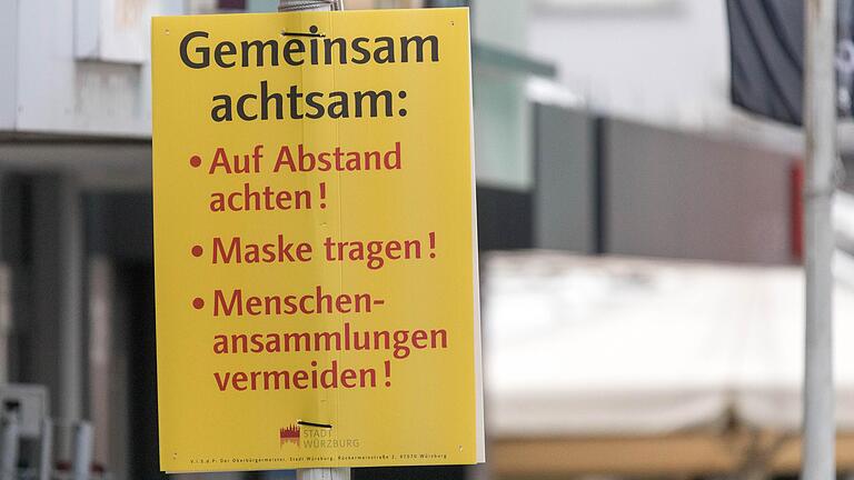 In der Würzburger Innenstadt hängen viele Plakate, die darauf hinweisen, gemeinsam achtsam zu sein und Abstand zu halten. In der Würzburger Innenstadt hängen viele Plakate, die darauf hinweisen, gemeinsam achtsam zu sein und Abstand zu halten.