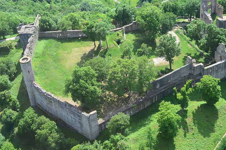 Burgruine Homburg im Mai: So grün ist es heute nicht mehr. Burgruine Homburg im Mai: So grün ist es heute nicht mehr.