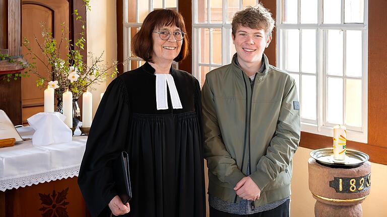 Pfarrerin Christel Kupfer mit dem konfirmierten Hannes Horsch aus Weimarschmieden. Pfarrerin Christel Kupfer mit dem konfirmierten Hannes Horsch aus Weimarschmieden.