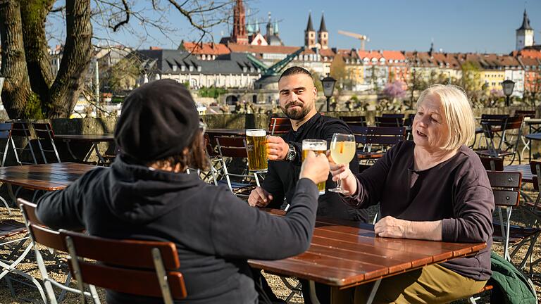 Die Sonne strahlt, die Biergarten-Saison ist eröffnet: Blick in den Biergarten auf den Jahnterrassen in Würzburg. Die Sonne strahlt, die Biergarten-Saison ist eröffnet: Blick in den Biergarten auf den Jahnterrassen in Würzburg.