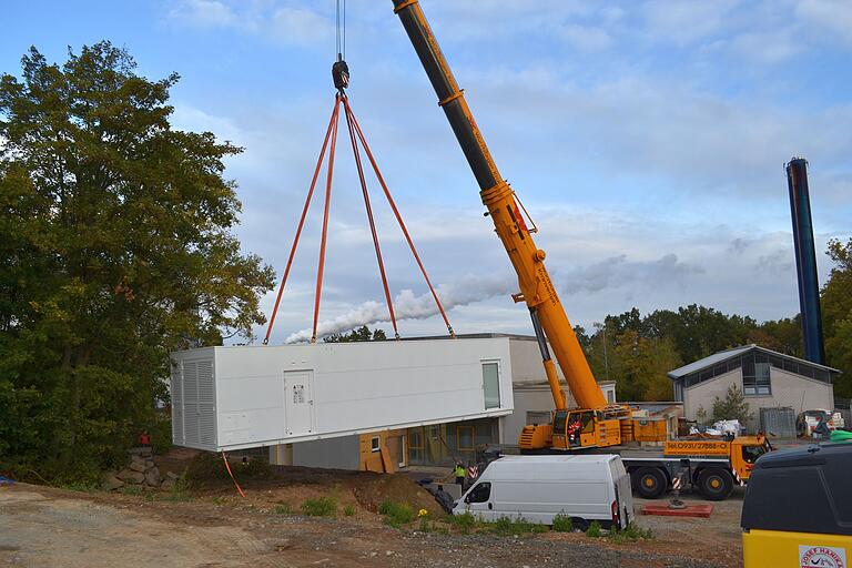 Fertig bestückt und anschlussbereit wurde das 30 Tonnen schwere MRT-Modul an die Main-Klinik geliefert und mit dem Autokran an Ort und Stelle gebracht. Fertig bestückt und anschlussbereit wurde das 30 Tonnen schwere MRT-Modul an die Main-Klinik geliefert und mit dem Autokran an Ort und Stelle gebracht.
