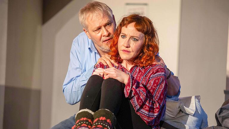 'Arthur und Claire': Charlotte Pensel und Thorsten Rock begeisterten das Premierenpublikum der Tragikomödie im Kellertheater des Würzburger Chambinzky. 'Arthur und Claire': Charlotte Pensel und Thorsten Rock begeisterten das Premierenpublikum der Tragikomödie im Kellertheater des Würzburger Chambinzky.