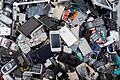 Elektroschrott       -  Alte Handys und Smartphones liegen in einem Container, ehe sie geschreddert werden. Davor sollten wertvolle Metalle und seltene Erden noch recycelt werden.