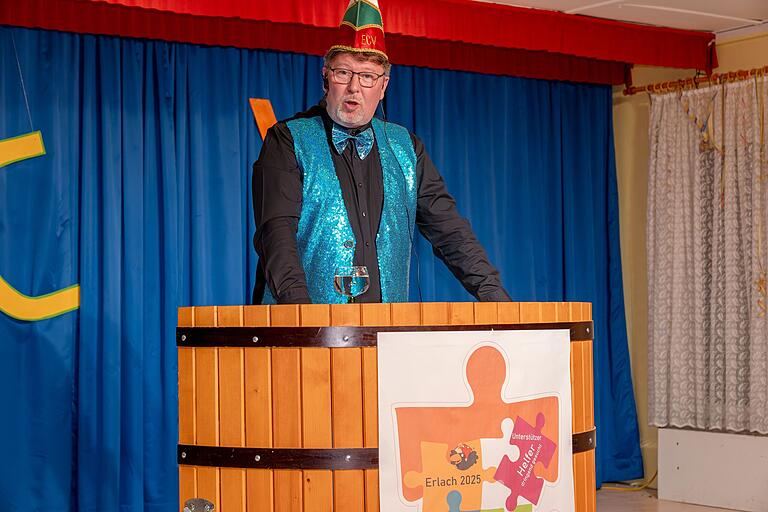 Mit seinem Karnevalsgedicht gab Dirk Ewert sein ECV-Bühnendebüt und nahm mit spitzer Zunge sowohl die Politik als auch den ECV gekonnt aufs Korn. Mit seinem Karnevalsgedicht gab Dirk Ewert sein ECV-Bühnendebüt und nahm mit spitzer Zunge sowohl die Politik als auch den ECV gekonnt aufs Korn.
