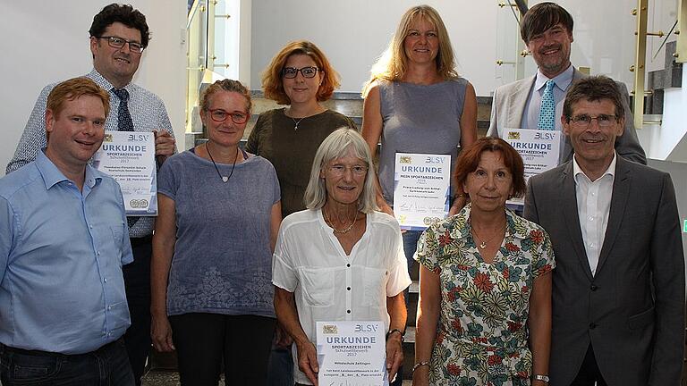 Die siegreichen Schulen des Schulsportabzeichen-Wettbewerbs MSP wurden geehrt. Im Bild: (von links) Sportabzeichen-Referent Stefan Köhler, Robert Wolz von der Theodosius-Florentini-Schule Gemünden, Michaela Krug von der Grundschule Steinfeld, Pressesprecherin Nicole Mauder von der SDK-BKK Schweinfurt, Konrektorin Waltraud Tilly von der Mittelschule Zellingen, Susanne Baier von der Sinngrund-Grundschule Burgsinn, Gunhild Müller-Karl von der Naturpark-Spessart-Grundschule Partenstein, Bernd Rottenbacher vom Franz-Ludwig-von-Erthal-Gymnasium Lohr und Landrat Thomas Schiebel. Die siegreichen Schulen des Schulsportabzeichen-Wettbewerbs MSP wurden geehrt. Im Bild: (von links) Sportabzeichen-Referent Stefan Köhler, Robert Wolz von der Theodosius-Florentini-Schule Gemünden, Michaela Krug von der Grundschule Steinfeld, Pressesprecherin Nicole Mauder von der SDK-BKK Schweinfurt, Konrektorin Waltraud Tilly von der Mittelschule Zellingen, Susanne Baier von der Sinngrund-Grundschule Burgsinn, Gunhild Müller-Karl von der Naturpark-Spessart-Grundschule Partenstein, Bernd Rottenbacher vom Franz-Ludwig-von-Erthal-Gymnasium Lohr und Landrat Thomas Schiebel.