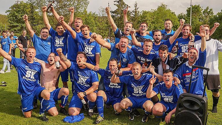 Die SG Sandberg I/Waldberg II ist Meister der A-Klasse Rhön 3 (vorne von links) Jonas Rottenberger, Patrick Zehe, Vincent Arnold, Spielertrainer Florian Knüttel, Johannes Endres, Valentin Pfaff sowie (Mitte von links) Pascal Hillenbrand, Pascal Walter, Carlos Rottenberger, Silas Arnold, Florian Schmidt, Michael Schwab, Joschua Gesierich, Kilian Bühner, Maurice Hillenbrand und (hinten von rechts) Marius Kirchner, Martin Holzheimer, Benjamin Endres und Dominik Söder.