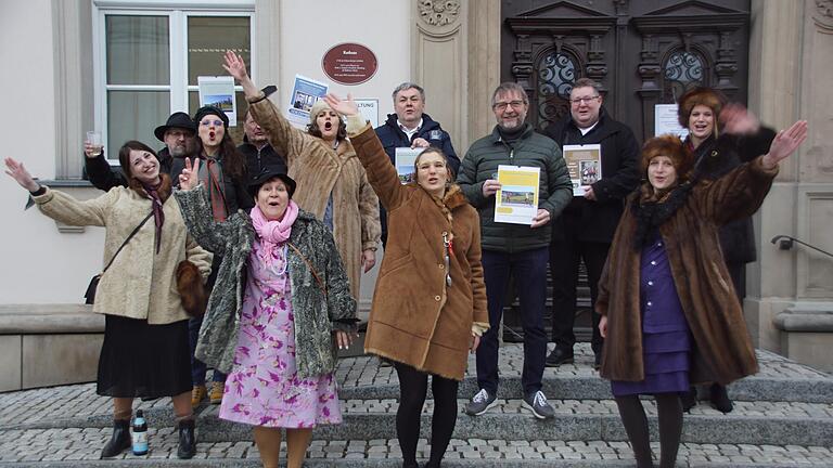 Bis zum Fasching 2023 läuft der Kalender, den die Weiberfaschings-Crew Eltmann gemeinsam mit den Stadtratsmitgliedern gestaltet hat.