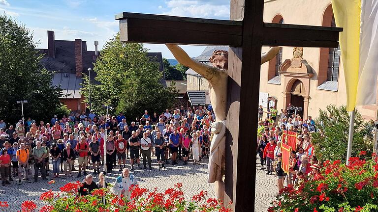 Am Freialtar wurden die Wallfahrer aus Würzburg auf dem Kreuzberg begrüßt Am Freialtar wurden die Wallfahrer aus Würzburg auf dem Kreuzberg begrüßt