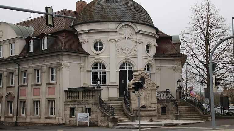 Der Kitzinger Luitpoldbau an der B8, seit 1982 Sitz von Volkshochschule und Stadtbibliothek, steht vor einer umfassenden Brandschutzsanierung. Der Kitzinger Luitpoldbau an der B8, seit 1982 Sitz von Volkshochschule und Stadtbibliothek, steht vor einer umfassenden Brandschutzsanierung.