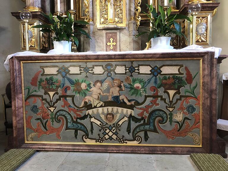 In anderen Rokokokirchen kaum noch zu finden:&nbsp; Altar - Antependium, mit gemalten Blumen und Bandwerk im Stile des Rokoko.