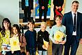 Carmen Hell-Luckert (links) und Andreas Dworschak (rechts) und die erfolgreichen Knoblerinnen und Knobler (von links): Anastasia Kalinichenko, Saya Lindner, Maximilian Taurines, Leonidas Fischer und Helena Hahn.