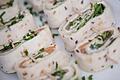 Wraps mit Lachsfüllung       -  Fischwraps lassen sich in Scheiben geschnitten auch häppchenweise genießen.