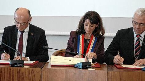 Besiegeln das Ja-Wort: Wilhelm Schneider (links), Marie-Pierre Mouton und Günther Werner unterzeichnen die Partnerschaftsurkunden. Besiegeln das Ja-Wort: Wilhelm Schneider (links), Marie-Pierre Mouton und Günther Werner unterzeichnen die Partnerschaftsurkunden.