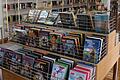 Das Interesse an DVDs in der Gemündener Stadtbibliothek lässt nach. Bibliotheksleiter Joachim Hellmann regte deshalb im Stadtrat eine Gebührensenkung an.