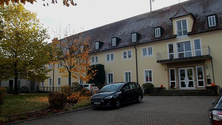 Das Hauptgebäude der Meisterschule in Ebern mit seinem Haupteingang.