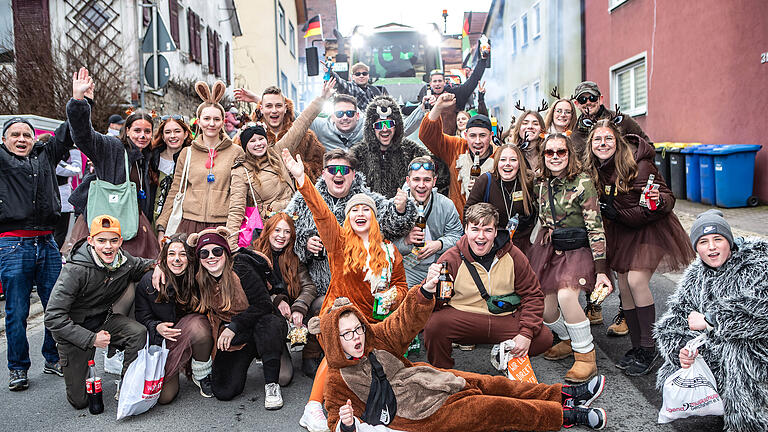 Zahlreiche Menschen besuchen am Montag 12.02.24 den Faschingszug in Kleinrinderfeld.