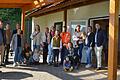 Das Team des Wald- und Naturkindergartens Gochsheim-Weyer hatte anlässlich der Eröffnung der Einrichtung zu einer kleinen Feier geladen. Von links: Bürgermeister Manuel Kneuer, Jonas Kling, Alexandra Seifert, Frau Schmitt, Cornelia Staab, Isabella Herkert, Dana Hofmann, Nihat Karatay, dazwischen Eltern und Kinder.