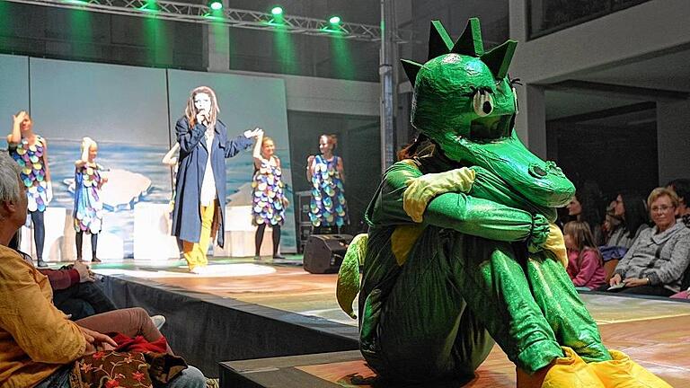 Freunde fürs Leben: Ohne die Hilfe des Magiers (Angelika Warmuth) hätte es Tabaluga (Elisabeth Kritzer) in der Welt noch viel schwerer. Freunde fürs Leben: Ohne die Hilfe des Magiers (Angelika Warmuth) hätte es Tabaluga (Elisabeth Kritzer) in der Welt noch viel schwerer.