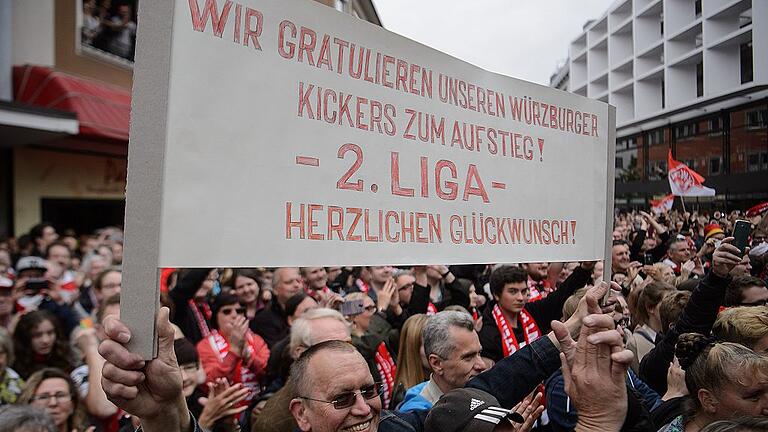 Aufstiegsfeier Kickers       -  Tausende Menschen feierten im Mai vergangenen Jahres in der Eichhornstraße die Kickers. Die Mannschaft hatte mit einem Sieg in der Relegation gegen Duisburg den Aufstieg in die Zweite Bundesliga klargemacht.