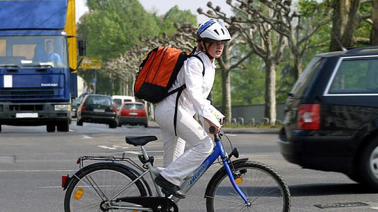 Rücksichtslos trat ein unbekannter Mann in Bad Brückenau nach einem neunjährigen Radler. Der verlor das Gleichgewicht und geriet auf die Straße. Symbolbild: DVR/dpa - Rücksichtslos trat ein unbekannter Mann in Bad Brückenau nach einem neunjährigen Radler. Der verlor das Gleichgewicht und geriet auf die Straße. Symbolbild: DVR/dpa Rücksichtslos trat ein unbekannter Mann in Bad Brückenau nach einem neunjährigen Radler. Der verlor das Gleichgewicht und geriet auf die Straße. Symbolbild: DVR/dpa - Rücksichtslos trat ein unbekannter Mann in Bad Brückenau nach einem neunjährigen Radler. Der verlor das Gleichgewicht und geriet auf die Straße. Symbolbild: DVR/dpa