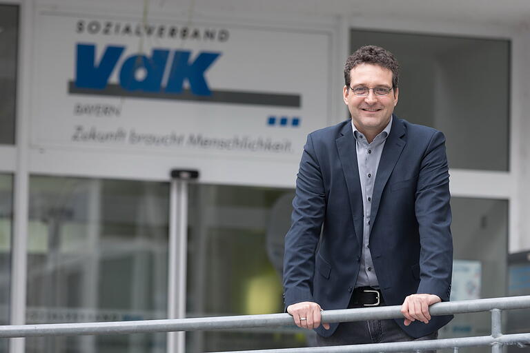 Carsten Vetter ist Bezirksgeschäftsführer des Sozialverbands VdK in Würzburg. Der VdK ist mit fast 1,9 Millionen Mitgliedern der größte Sozialverband Deutschlands. Carsten Vetter ist Bezirksgeschäftsführer des Sozialverbands VdK in Würzburg. Der VdK ist mit fast 1,9 Millionen Mitgliedern der größte Sozialverband Deutschlands.