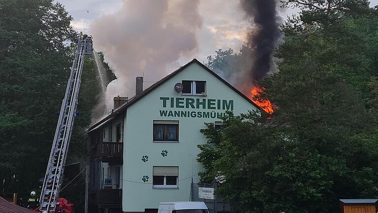 Die Feuerwehr konnte ein Übergreifen des Feuers auf das Gebäude im Vordergrund verhindern. Der hintere Bereich war nicht zu retten. Die Feuerwehr konnte ein Übergreifen des Feuers auf das Gebäude im Vordergrund verhindern. Der hintere Bereich war nicht zu retten.
