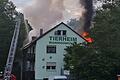 Die Feuerwehr konnte ein Übergreifen des Feuers auf das Gebäude im Vordergrund verhindern. Der hintere Bereich war nicht zu retten.