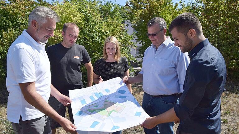 An der Planbesprechung nahmen (von links) Bürgermeister Thomas Heinrichs, Gemeinderat Marco Gräf, Stefanie Dümig und Markus Höfling (beide vom Amt für Ländliche Entwicklung in Würzburg) und Michael Derra vom Planungsbüro Stubenrauch aus Königsberg teil.&nbsp;