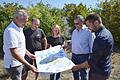 An der Planbesprechung nahmen (von links) Bürgermeister Thomas Heinrichs, Gemeinderat Marco Gräf, Stefanie Dümig und Markus Höfling (beide vom Amt für Ländliche Entwicklung in Würzburg) und Michael Derra vom Planungsbüro Stubenrauch aus Königsberg teil.&nbsp;