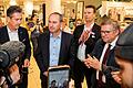 Galeria Würzburg bleibt: Würzburgs OB Christian Schuchardt, Bayerns Wirtschaftsminister Hubert Aiwanger, Filialleiter Andre Tworowski und der SPD-Landtagsabgeordneter Volkmar Halbleib verkünden am Freitagmittag die Rettung von Galeria Karstadt Kaufhof in Würzburg.