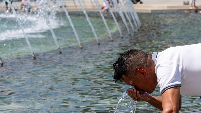 Hitze in Washington - Die Hitze in Teilen der USA ist unerträglich. Da hilft nur eine kleine Abkühlung am Brunnen. Hitze in Washington - Die Hitze in Teilen der USA ist unerträglich. Da hilft nur eine kleine Abkühlung am Brunnen.