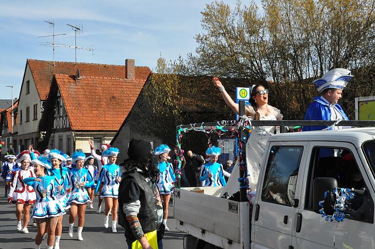 Das Prinzenpaar – Laura I. und Christoph III. – führte den Faschingsumzug an.