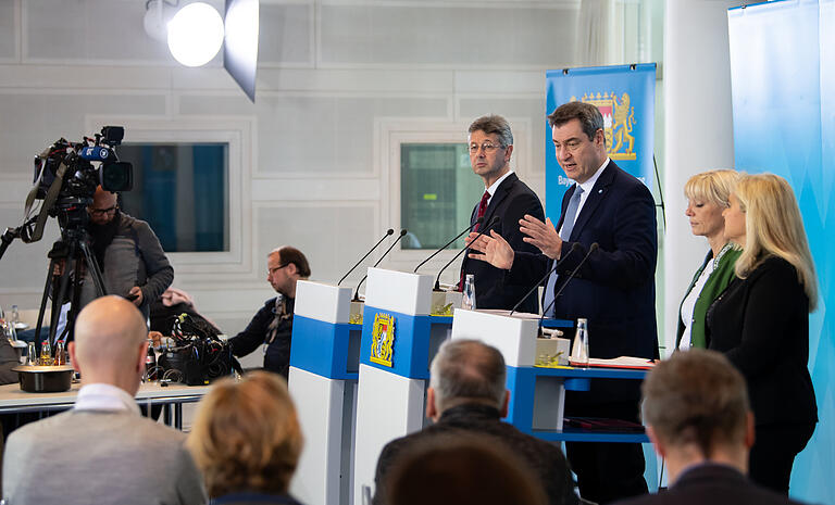 Gaben am Freitag vor der Presse die Maßnahmen im Kampf gegen die Corona-Ausbreitung bekannt:(an den Pulten von links) Kultusminister Michael Piazolo, Ministerpräsident Markus Söder, Sozialministerin Carolina Trautner und Gesundheitsministerin Melanie Huml. Gaben am Freitag vor der Presse die Maßnahmen im Kampf gegen die Corona-Ausbreitung bekannt:(an den Pulten von links) Kultusminister Michael Piazolo, Ministerpräsident Markus Söder, Sozialministerin Carolina Trautner und Gesundheitsministerin Melanie Huml.