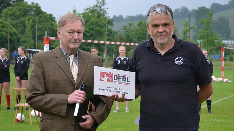 Fritz Unger (links), Vizepräsident der Deutschen Faustball-Liga, hat den TV Segnitz als Nationalen Faustball-Stützpunkt ausgezeichnet. Die Plakette nahm der Vereinsvorsitzende Wolfgang Eger entgegen. Fritz Unger (links), Vizepräsident der Deutschen Faustball-Liga, hat den TV Segnitz als Nationalen Faustball-Stützpunkt ausgezeichnet. Die Plakette nahm der Vereinsvorsitzende Wolfgang Eger entgegen.
