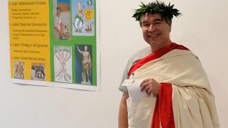 Lehrer Justus Finkel präsentierte sich als Römer in Toga.