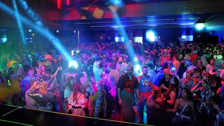  Der Vorverkauf hat begonnen: Wie in den Vorjahren werden an Weiberfasching maximal 1000 kostümierte Frauen (und Männer) zur Abschlussparty in die Lohrer Stadthalle
gelassen. (Archivfoto) Der Vorverkauf hat begonnen: Wie in den Vorjahren werden an Weiberfasching maximal 1000 kostümierte Frauen (und Männer) zur Abschlussparty in die Lohrer Stadthalle
gelassen. (Archivfoto)