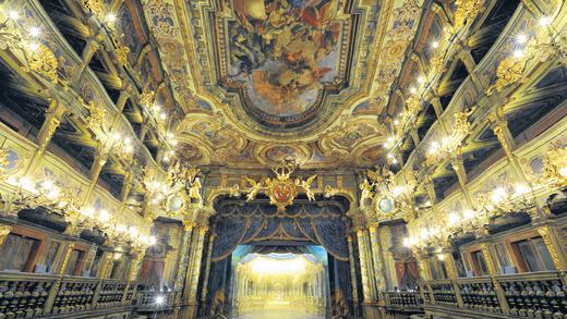 Markgräfliches Opernhaus ist Kandidat fürs Weltkulturerbe - (dpa) Blick von der Fürstenloge zur Bühne des Markgräflichen Opernhauses in Bayreuth. Im Juni 2012 entscheidet es sich, ob das Markgräfliche Opernhaus Bayreuth von der UNESCO zum Weltkulturerbe erklärt wird. Momentan herrscht „Optimismus“ im Rathaus und bei der Bayerischen Schlösserverwaltung, wie Oberbürgermeister Michael Hohl (CSU) betont. Markgräfliches Opernhaus ist Kandidat fürs Weltkulturerbe - (dpa) Blick von der Fürstenloge zur Bühne des Markgräflichen Opernhauses in Bayreuth. Im Juni 2012 entscheidet es sich, ob das Markgräfliche Opernhaus Bayreuth von der UNESCO zum Weltkulturerbe erklärt wird. Momentan herrscht „Optimismus“ im Rathaus und bei der Bayerischen Schlösserverwaltung, wie Oberbürgermeister Michael Hohl (CSU) betont.
