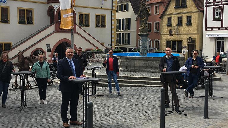 Ortstermin am Marktplatz: Die Verwaltung mit Bürgermeister Heiko Bäuerlein (vorne) und Geschäftsstellenleiter Gerhard Wagenhäuser (Zweiter von rechts) und Vertretern der Volkacher Gastronomie testete vorab, wie sich ein Konzept mit Corona-Abstand in Volkach verwirklichen lässt. Ortstermin am Marktplatz: Die Verwaltung mit Bürgermeister Heiko Bäuerlein (vorne) und Geschäftsstellenleiter Gerhard Wagenhäuser (Zweiter von rechts) und Vertretern der Volkacher Gastronomie testete vorab, wie sich ein Konzept mit Corona-Abstand in Volkach verwirklichen lässt.