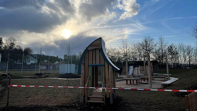 Die Spielgeräte im Außenbereich sind fertig aufgebaut und scheinen nur auf Kinder zu warten.