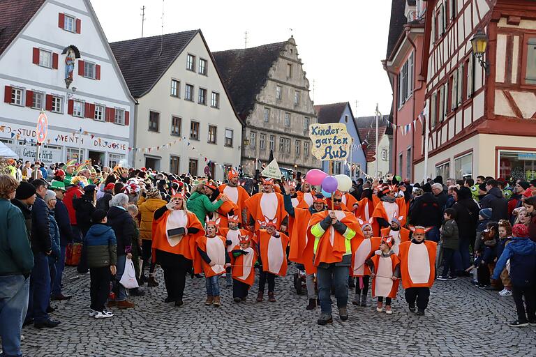 Die Kleinen des Kindergartens Aub waren als Füchse mit dabei, Die Kleinen des Kindergartens Aub waren als Füchse mit dabei,
