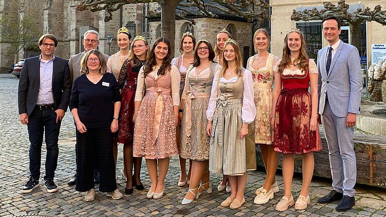 Ehemalige, aktuelle und zukünftige Weinprinzessinnen mit Landrat Florian Töpper (rechts), Bürgermeister Klaus Schenk (Zweiter von links), als Vertreter des VG Vorsitzenden Gerolzhofen, Beate Glotzmann, Leiterin der Tourist-Information Gerolzhofen und Christoph Schmitz (links), Geschäftsleiter Tourist-Information Schweinfurt 360°.