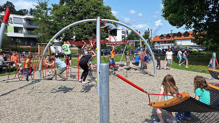 Mehrgenerationenplatz in Bad Brückenau eingeweiht - Die Spielgeräte auf dem Mehrgenerationenplatz in Bad Brückenau waren gleich gut genutzt. Mehrgenerationenplatz in Bad Brückenau eingeweiht - Die Spielgeräte auf dem Mehrgenerationenplatz in Bad Brückenau waren gleich gut genutzt.
