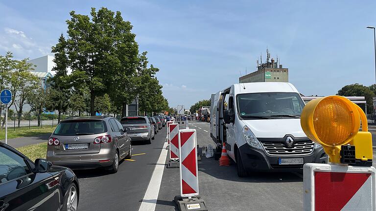 Stau auf der BayWa-Kreuzung: Weil eine Bahnschranke ausfiel, standen Autofahrer am Mittwoch vorübergehend in der Hitze. Stau auf der BayWa-Kreuzung: Weil eine Bahnschranke ausfiel, standen Autofahrer am Mittwoch vorübergehend in der Hitze.
